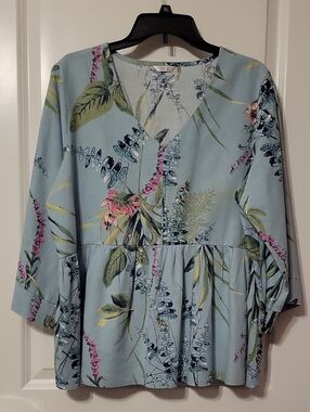 Kaktus Women's Lge, 3/4 Sleeve, V-neck, Green W/flower Pattern Blouse. Like New.